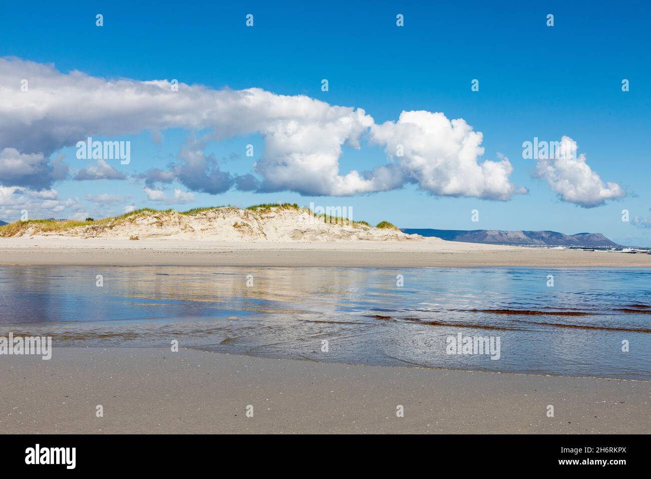 Ein breiter offener Sandstrand und Blick entlang der Küste des Atlantiks. Stockfoto