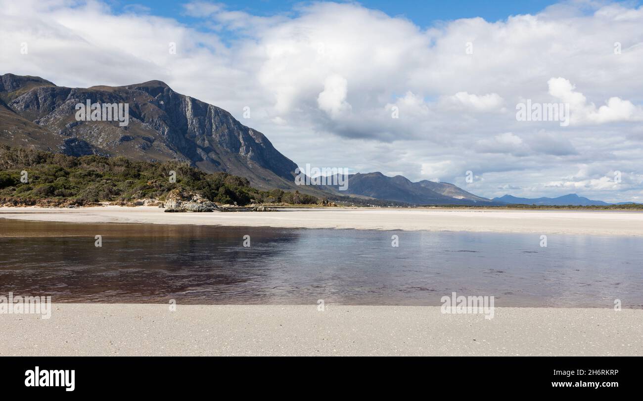 Ein breiter offener Sandstrand und Blick entlang der Küste des Atlantiks. Stockfoto