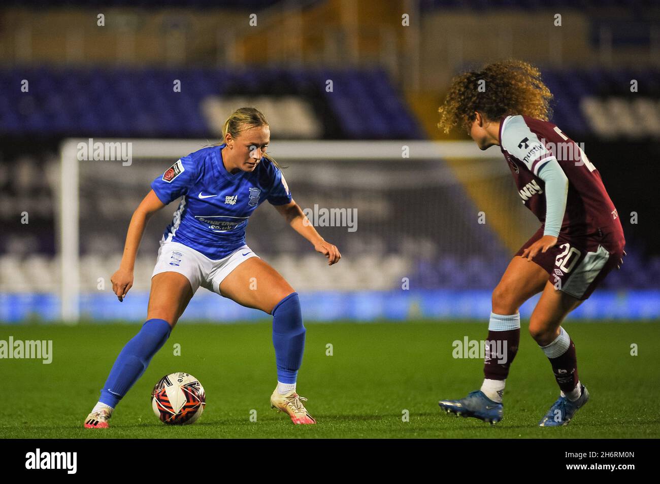 Lois Joel ( 20 West Ham United ) beobachtet den Angriff von Birmingham während des Womens Conti Cup-Spiels zwischen Birmingham City und West Ham im St. Andrew's Billion Trophy Stadium in Birmingham, England Karl W Newton/Sports Press Photo Stockfoto