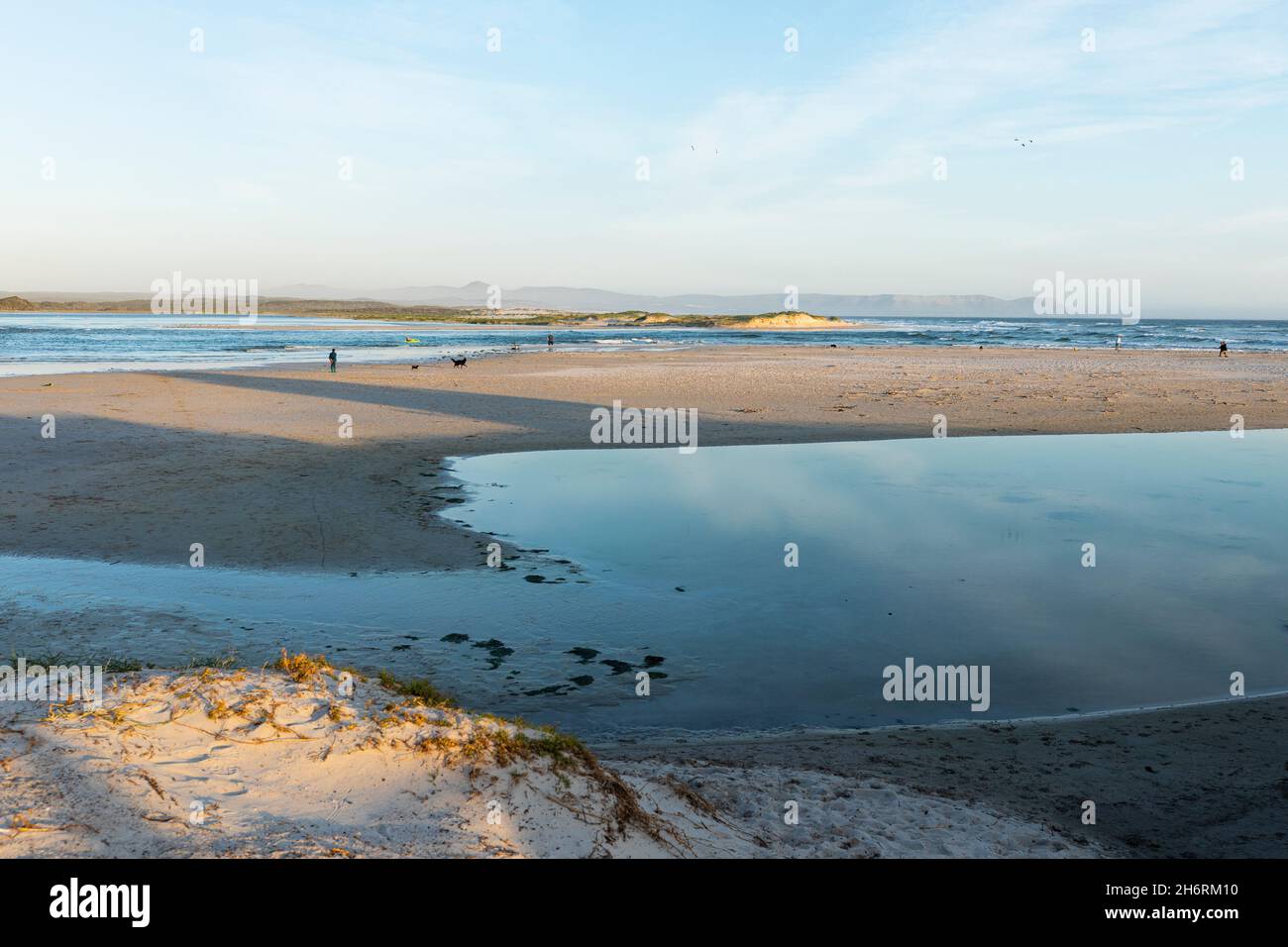 Ein breiter Sandstrand bei Ebbe und Blick entlang der Dünen an der Atlantikküste Stockfoto