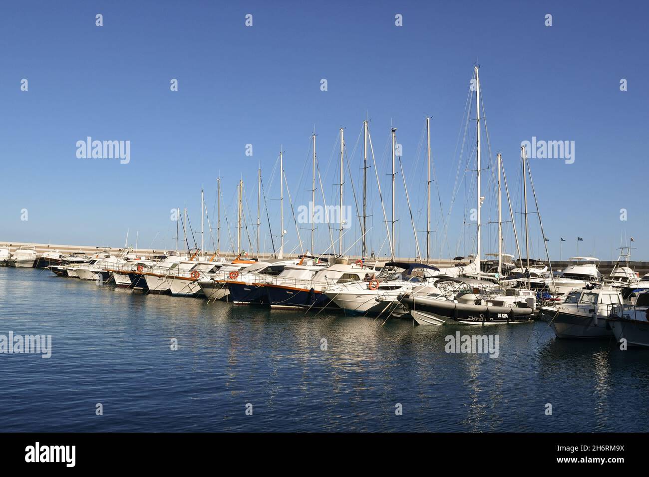 Blick auf Yachten und Segelboote, die im Hafen von Alassio an der Riviera von Ponente im Sommer in Alassio, Savona, Ligurien, Italien festgemacht sind Stockfoto