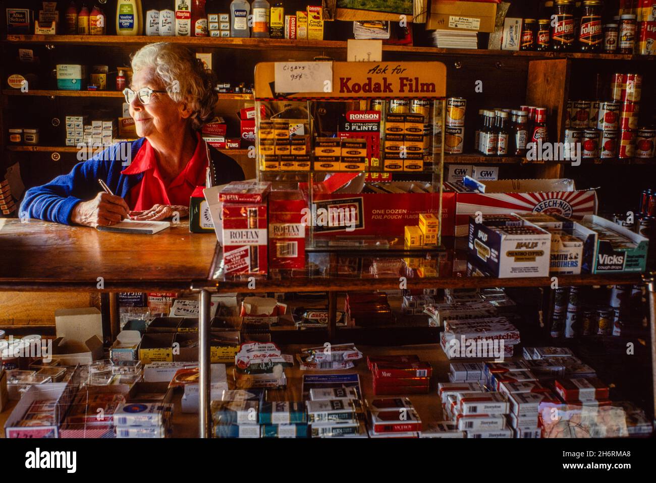 Ältere Frau, die in einem Landladen auf der Straße in Colorado arbeitet Stockfoto