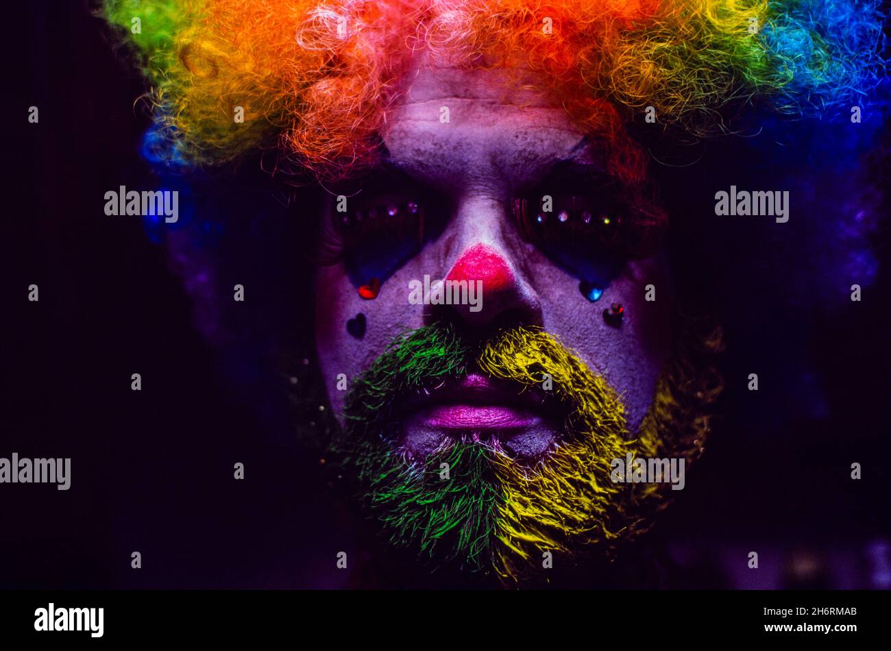 Mann verkleidet als Clown für Halloween Feiertagsfeier in Connecticut Stockfoto