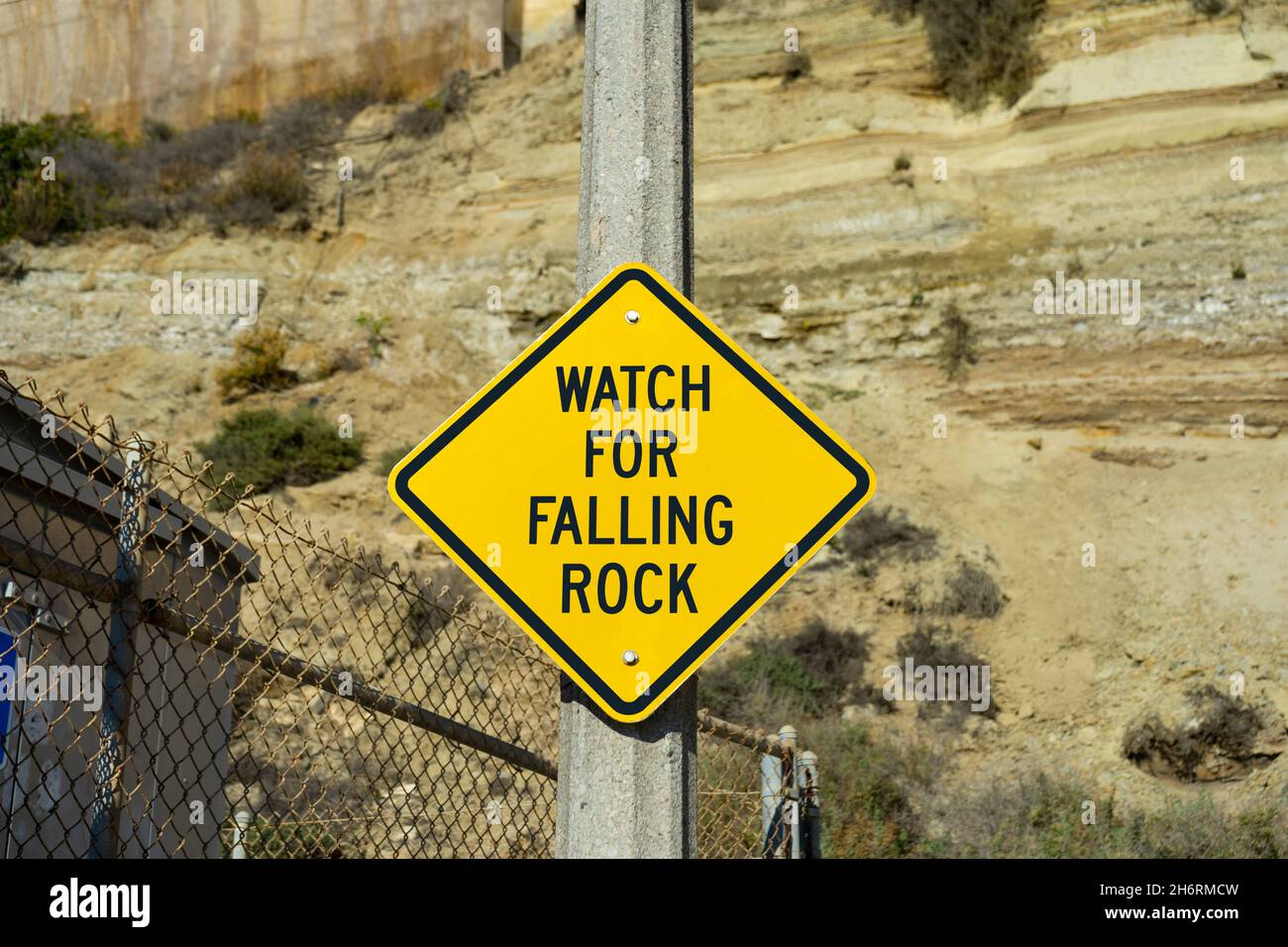 Achten Sie auf das Warnschild Falling Rock Stockfoto