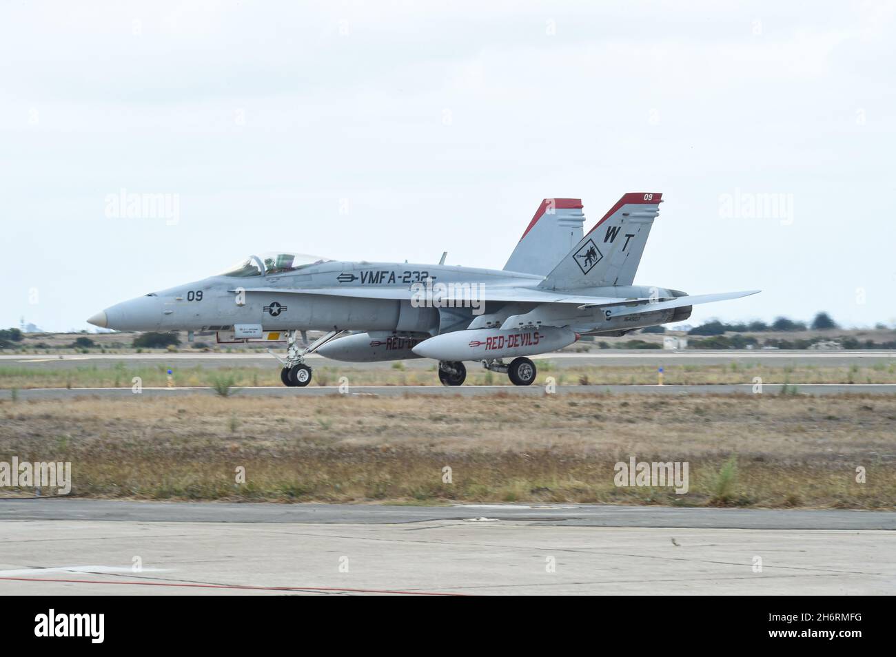 Ein VMFA-232 Red Devils F/A-18 Taxi am MCAS Miramar, Kalifornien Stockfoto