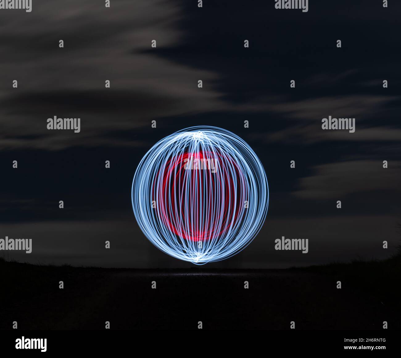 Schottland, Vereinigtes Königreich, 17th. November 2021. Lichtmalerei bei Nacht: Die dunklen Winternächte bieten die Möglichkeit, mit der Lichtmalerei mit dem vom Mondlicht erleuchteten Nachthimmel zu experimentieren Stockfoto
