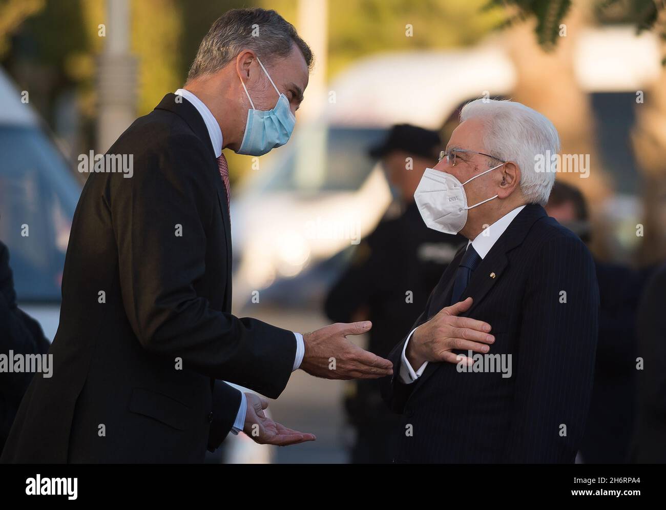 Der italienische Präsident Sergio Mattarella (R) wird vom König, dem italienischen Präsidenten, im Rahmen des XIV. Gipfels von Cotec Europe im Edgar Neville Auditorium unter dem Motto „der Übergang zur immateriellen Wirtschaft in Europa“ begrüßt. Der XIV. Cotec Europe-Gipfel trifft Experten und Behörden der Stadt Málaga, um die wichtigsten Herausforderungen der immateriellen Wirtschaft im öffentlichen und privaten Sektor anzugehen. An der Schließung haben sich der spanische König, der Präsident der Republik Portugal, Marcelo Rebelo de Sousa und der Präsident der Republik Italien, Sergio Mattarella, beteiligt. Stockfoto