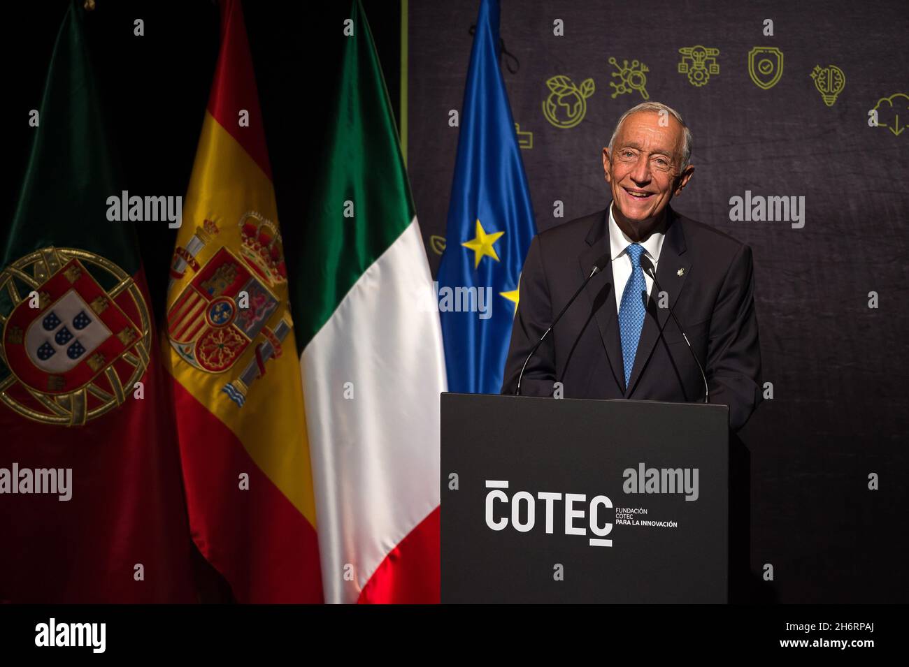 Malaga, Spanien. November 2021. Präsident Marcelo Rebelo de Sousa spricht während des XIV. Cotec Europe-Gipfels im Edgar Neville Auditorium.unter dem Motto "der Übergang zur immateriellen Wirtschaft in Europa" trifft der XIV. Cotec Europe-Gipfel Experten und Behörden der Stadt Málaga, um die wichtigsten Herausforderungen der immateriellen Wirtschaft im öffentlichen und privaten Sektor anzugehen. An der Schließung haben sich der spanische König, der Präsident der Republik Portugal, Marcelo Rebelo de Sousa und der Präsident der Republik Italien, Sergio Mattarella, beteiligt. Kredit: SOPA Images Limited/Alamy Live Nachrichten Stockfoto