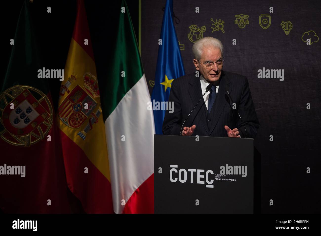 Der italienische Präsident Sergio Mattarella spricht während des XIV. Cotec Europe-Gipfels im Edgar Neville Auditorium.unter dem Motto "der Übergang zur immateriellen Wirtschaft in Europa" trifft der XIV. Cotec Europe-Gipfel mit Experten und Behörden der Stadt Málaga zusammen, um die wichtigsten Herausforderungen der immateriellen Wirtschaft im öffentlichen und privaten Sektor anzugehen. An der Schließung haben sich der spanische König, der Präsident der Republik Portugal, Marcelo Rebelo de Sousa und der Präsident der Republik Italien, Sergio Mattarella, beteiligt. (Foto von Jesus Merida/SOPA Images/Sipa USA) Stockfoto