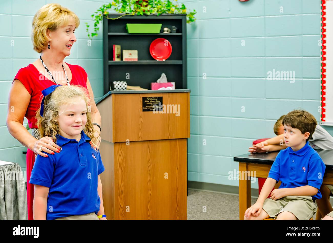 Ein Lehrer lehrt Zweitklässler, wie man Komplimente an einer Grundschule am 21. August 2012 in Columbus, Mississippi, gibt und erhält. Stockfoto