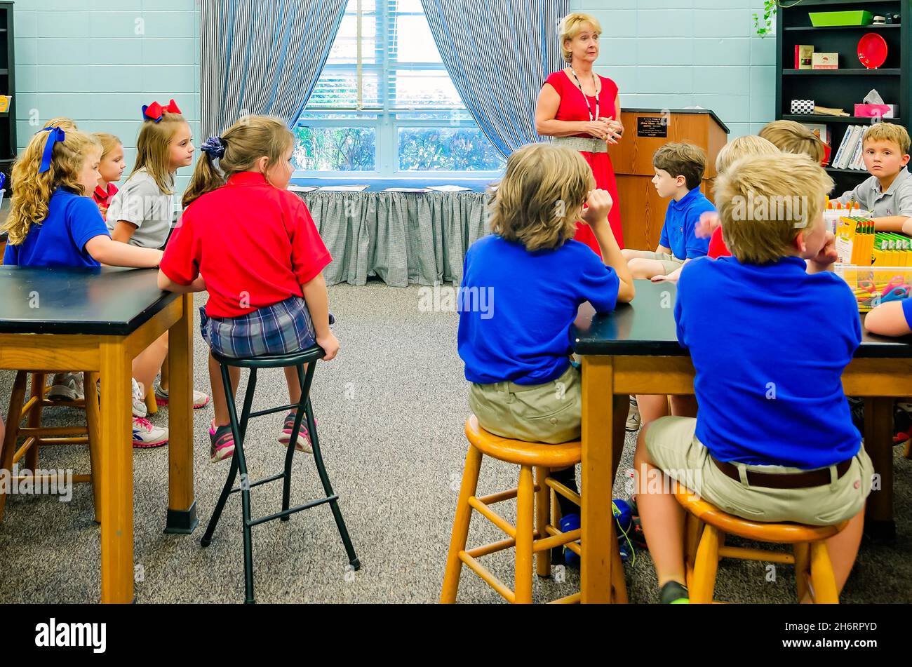 Ein Lehrer lehrt Zweitklässler, wie man Komplimente an einer Grundschule am 21. August 2012 in Columbus, Mississippi, gibt und erhält. Stockfoto