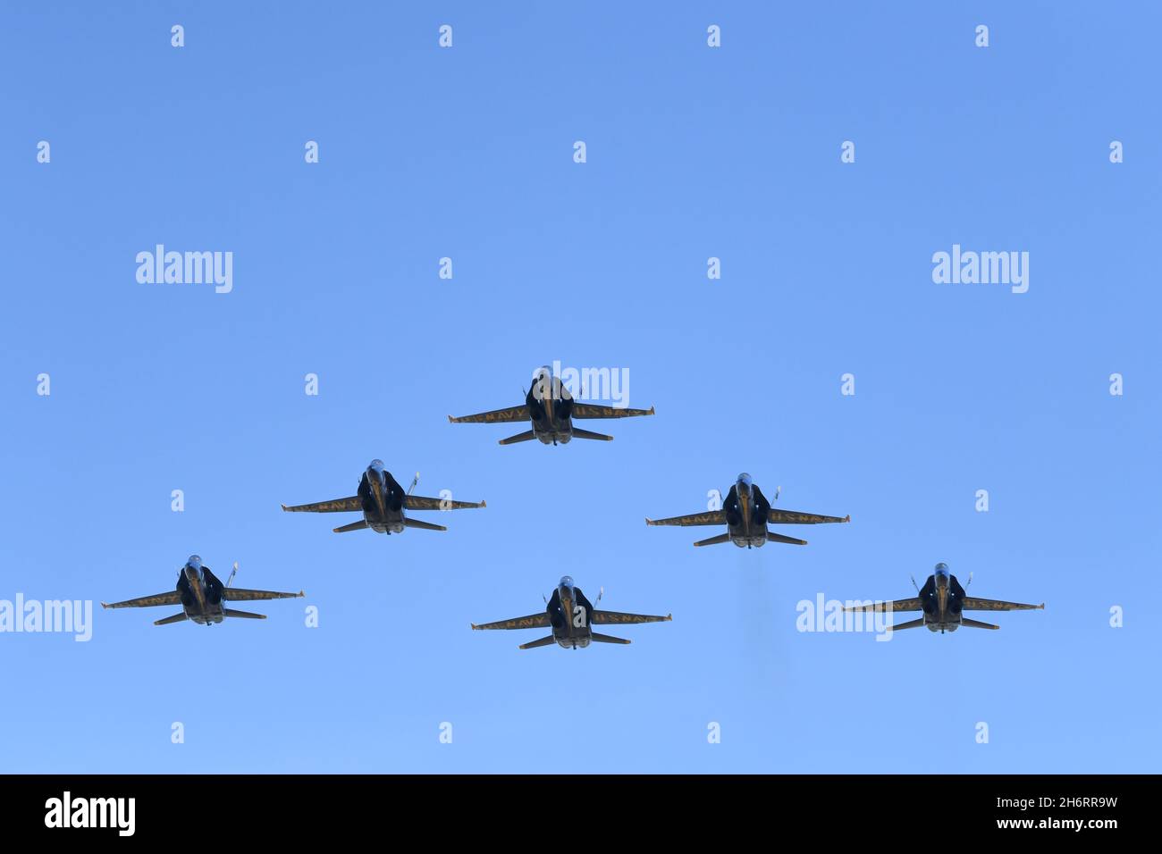Blue Angels Delta Formation im Flug über NAF El Centro, Kalifornien während des Wintertrainings Stockfoto