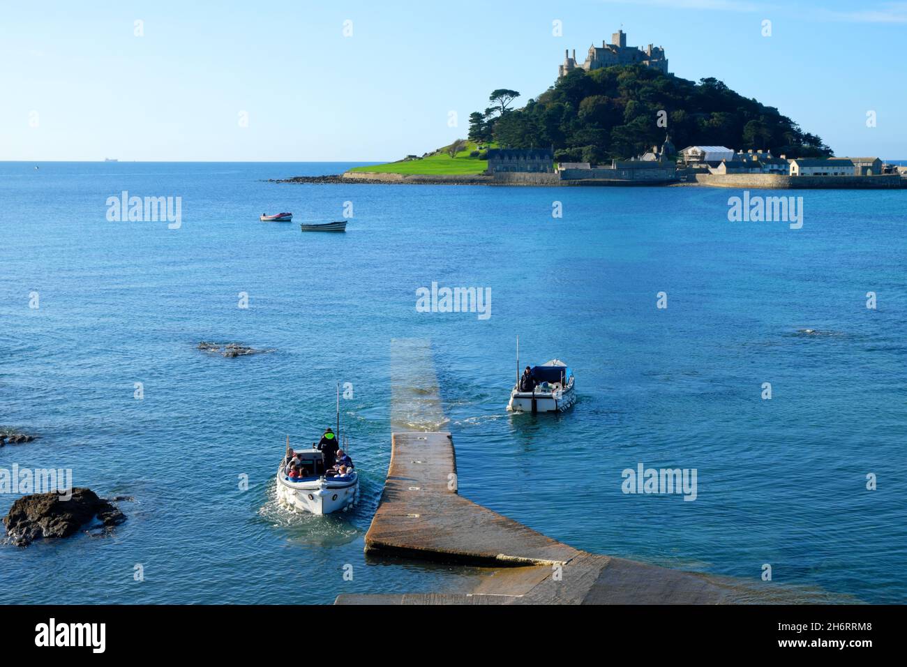 Boot am Steg bereit für eine Reise zum St. Michael's Mount in Marazion Cornwall England Stockfoto