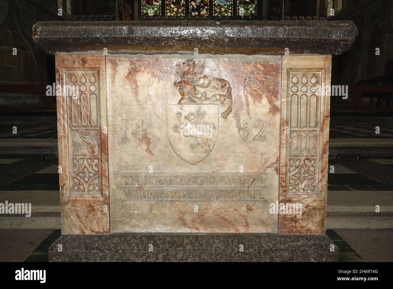 Alabaster-Chor-Denkmal in Tideswell Kirche, Derbyshire England wiederhergestellt Stockfoto