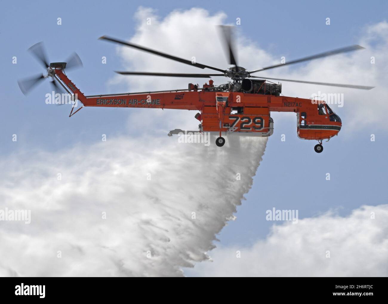 Erickson Sky Crane führt auf der MCAS Miramar Air Show eine Vorführung des Wassertropfens zur Brandbekämpfung durch Stockfoto