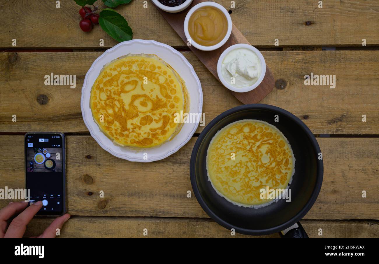 Fernbedienung mit Hilfe des Smartphones durch Fotoshooting von Pfannkuchen. Stockfoto