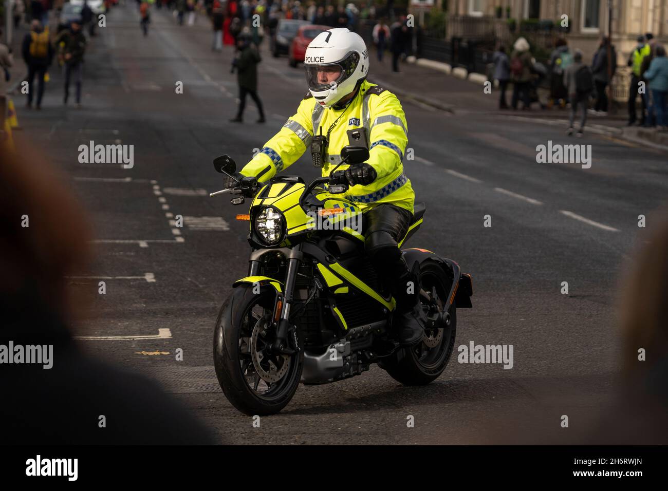 Glasgow protestmarsch während der COP26. Polizei Schottland vollelektrische Harley-Davidson Livewire während der Freitage für zukünftige märz. Stockfoto