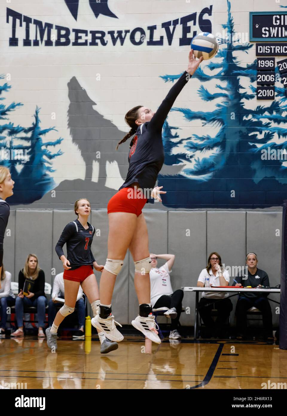 Volleyball-Action mit Weiser gegen Kimberly bei den Idaho State Championships in Coeur d'Alene, Idaho. Stockfoto