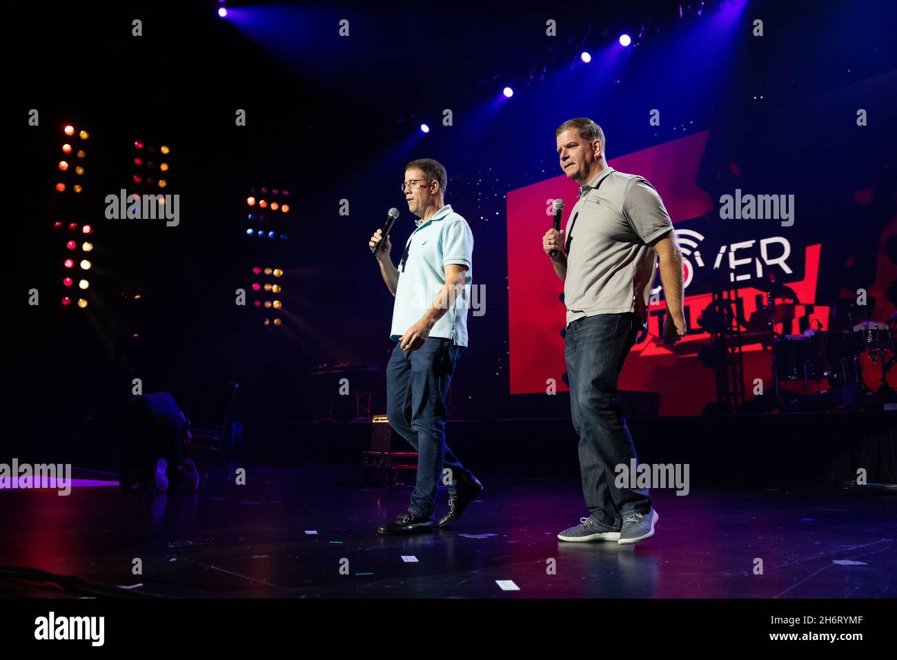 Washington, Vereinigte Staaten von Amerika. 28. September 2021. US-Arbeitsminister Marty Walsh, rechts, hält auf der Bühne mit Ryan Hampton beim Recovery Out Loud Concert während der Mobilize Recovery Conference am 28. September 2021 in Las Vegas, Nevada, eine Rede. Quelle: Shawn T Moore/Dept of Labor/Alamy Live News Stockfoto