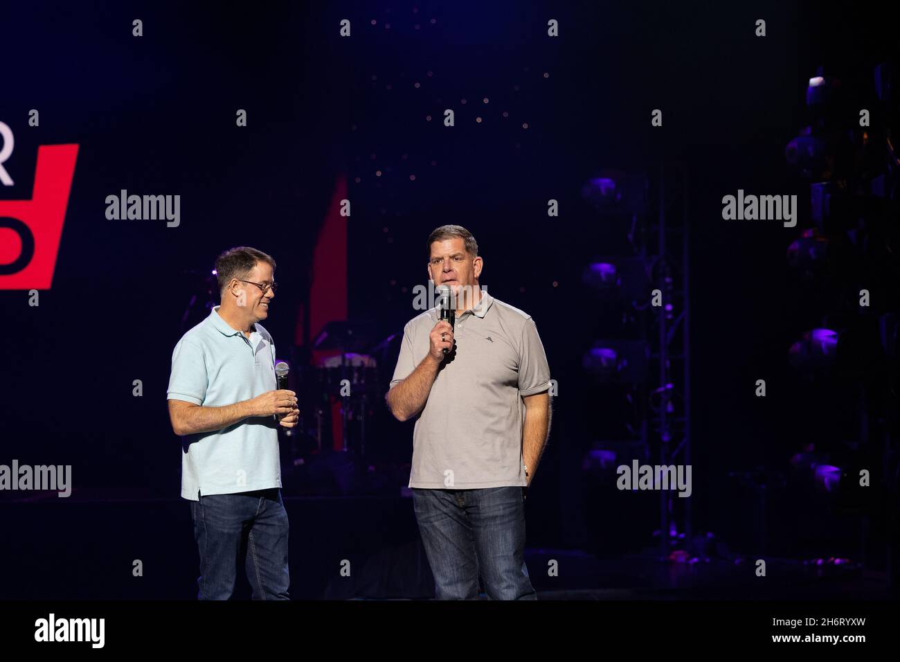 Washington, Vereinigte Staaten von Amerika. 28. September 2021. US-Arbeitsminister Marty Walsh, rechts, hält auf der Bühne mit Ryan Hampton beim Recovery Out Loud Concert während der Mobilize Recovery Conference am 28. September 2021 in Las Vegas, Nevada, eine Rede. Quelle: Shawn T Moore/Dept of Labor/Alamy Live News Stockfoto