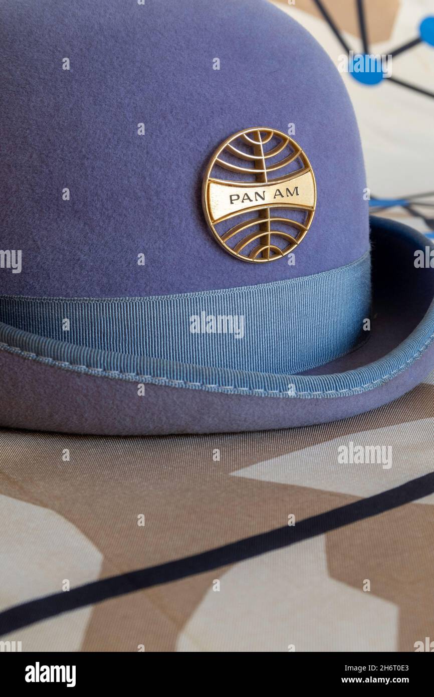 Pan am Stewardess Bowler Uniform Hut aus den 1970er Jahren Stillleben auf Route Map Schal Hintergrund, USA Stockfoto