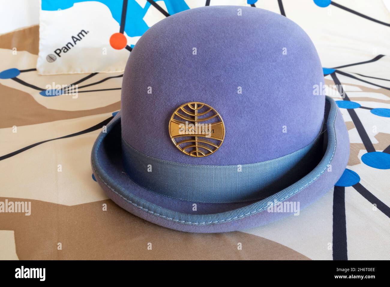 Pan am Stewardess Bowler Uniform Hut aus den 1970er Jahren Stillleben auf Route Map Schal Hintergrund, USA Stockfoto
