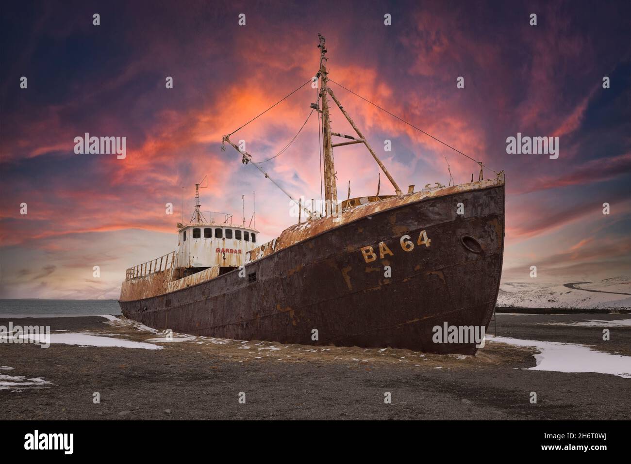 Altes Boot gestrandet am nordischen Strand im Winter Stockfoto