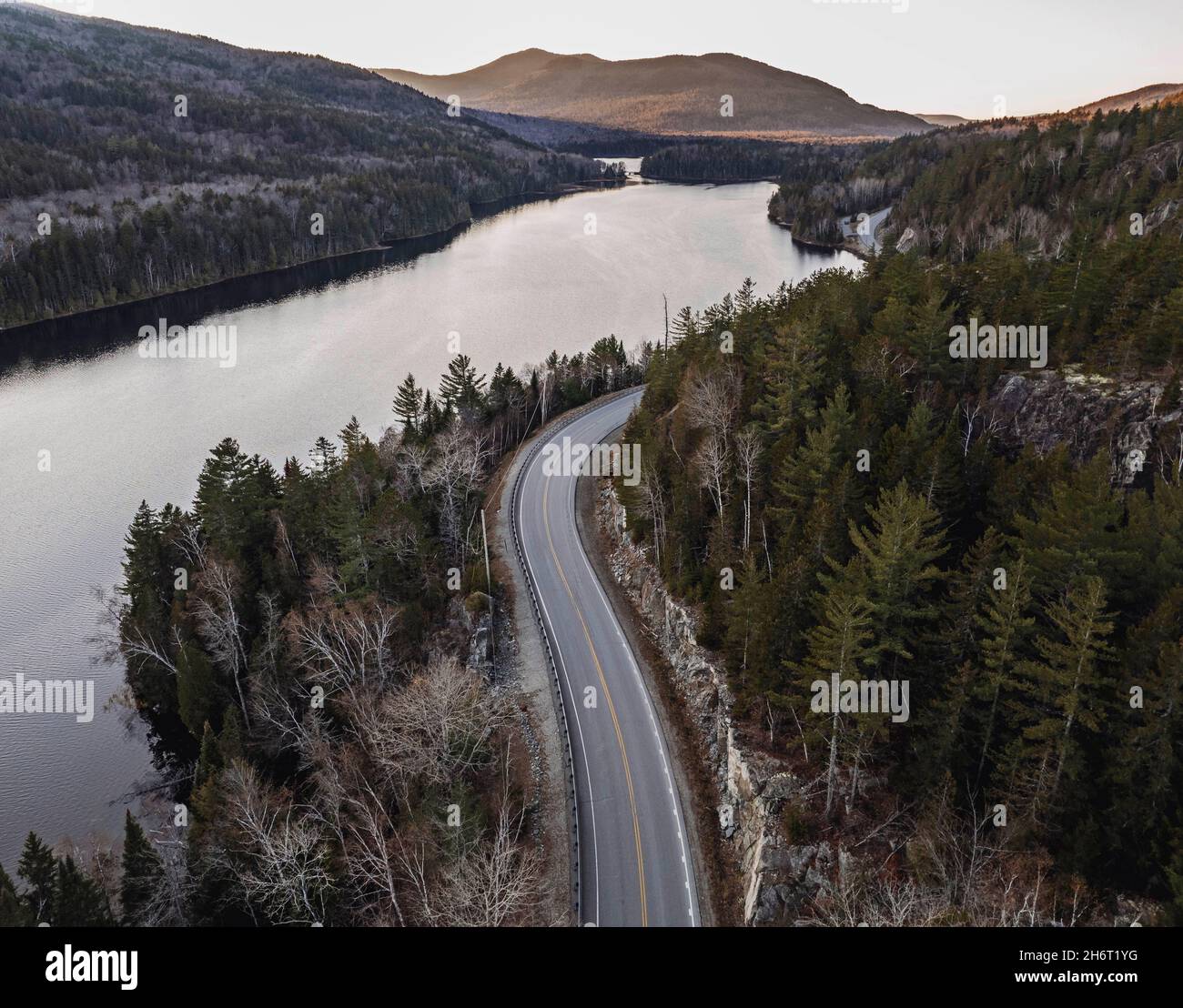 Luftaufnahme der kurvenreichen Straße neben dem See, Chain of Ponds, Maine Stockfoto