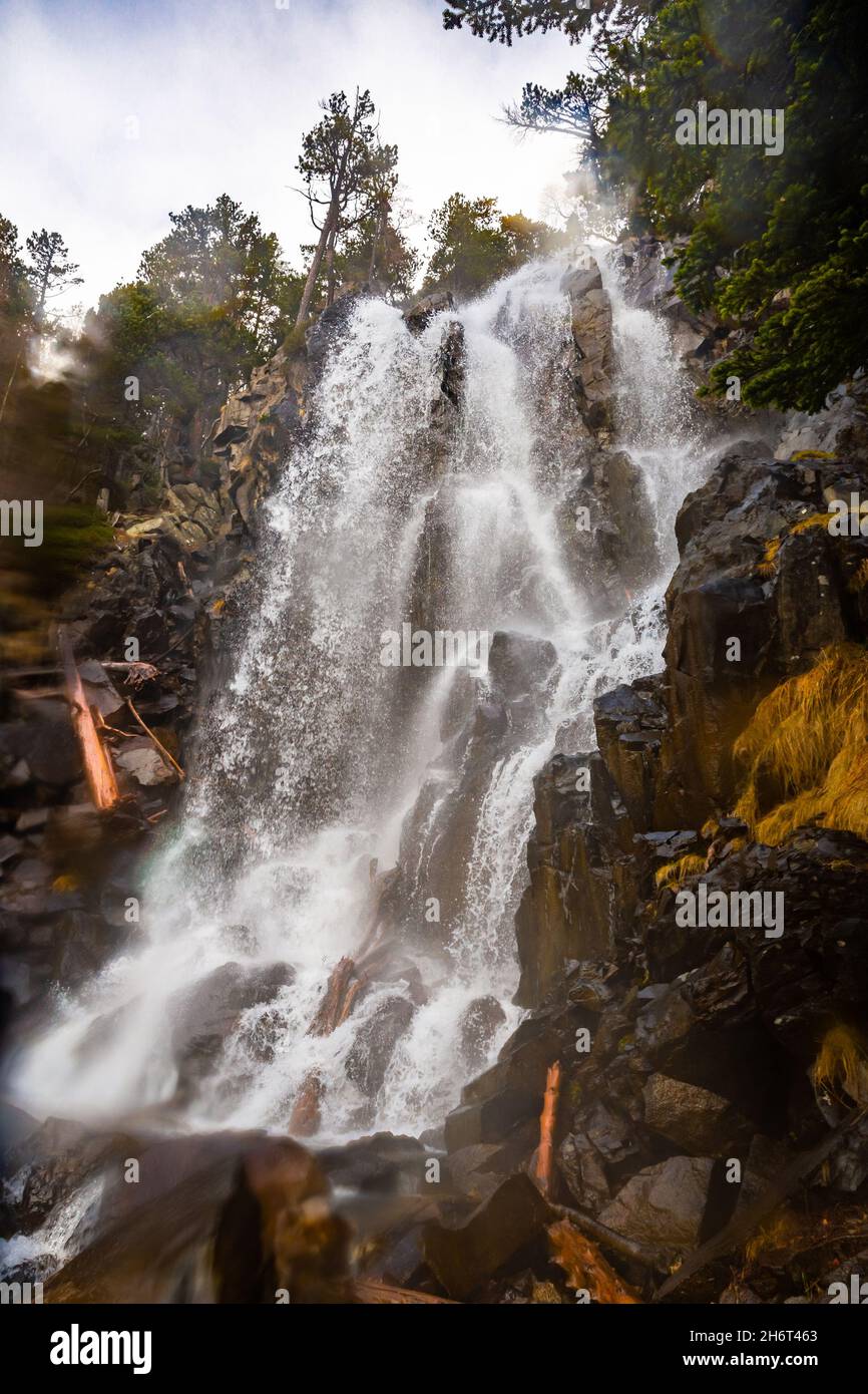 Cascada de la Ratera im Nationalpark Aiguestortes. HDR-Technik Stockfoto