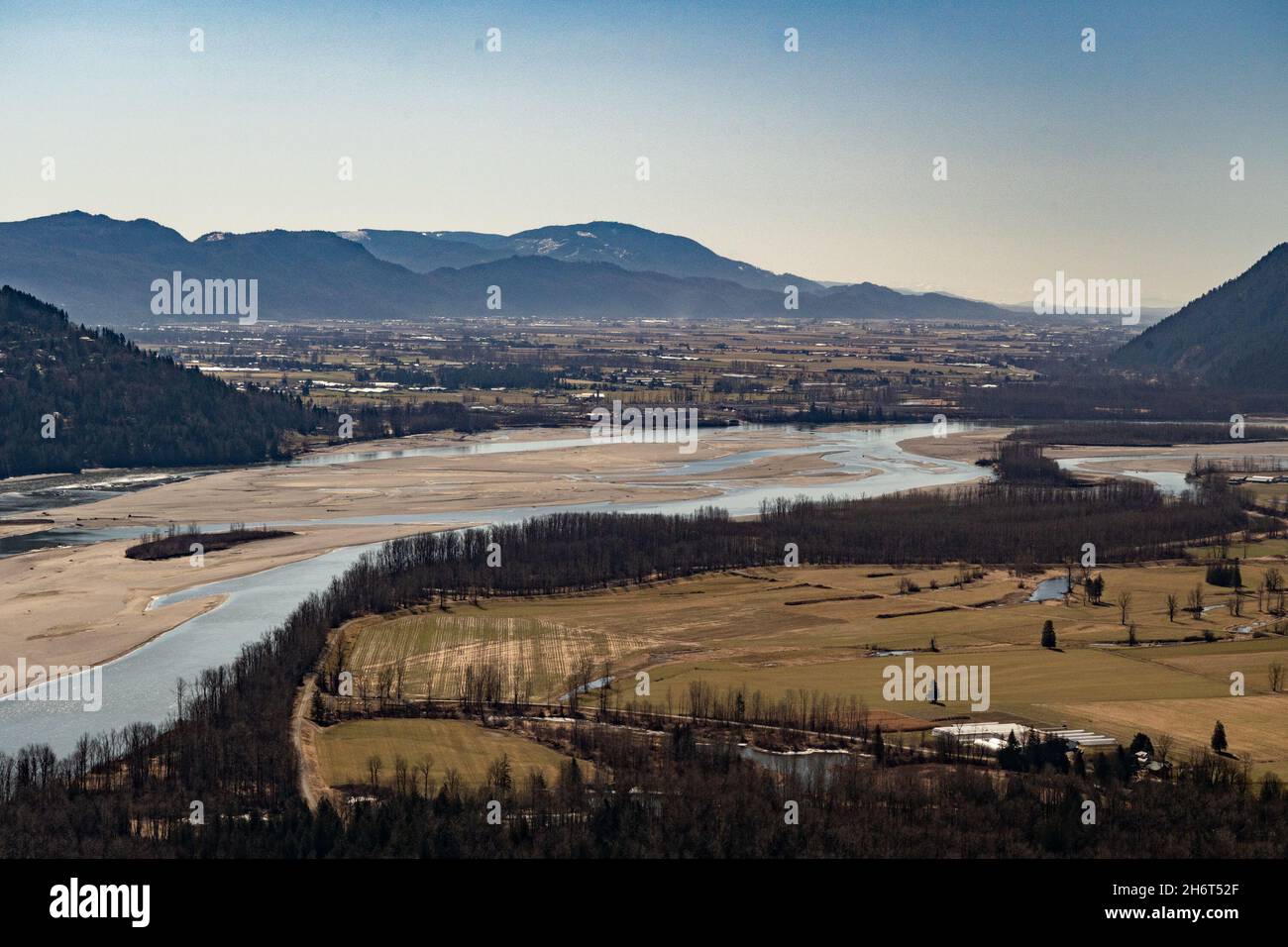 Die Flussauen des Fraser River liegen in der Nähe der Stadt Chilliwack im Lower River Valley in British Columbia, Kanada. Stockfoto
