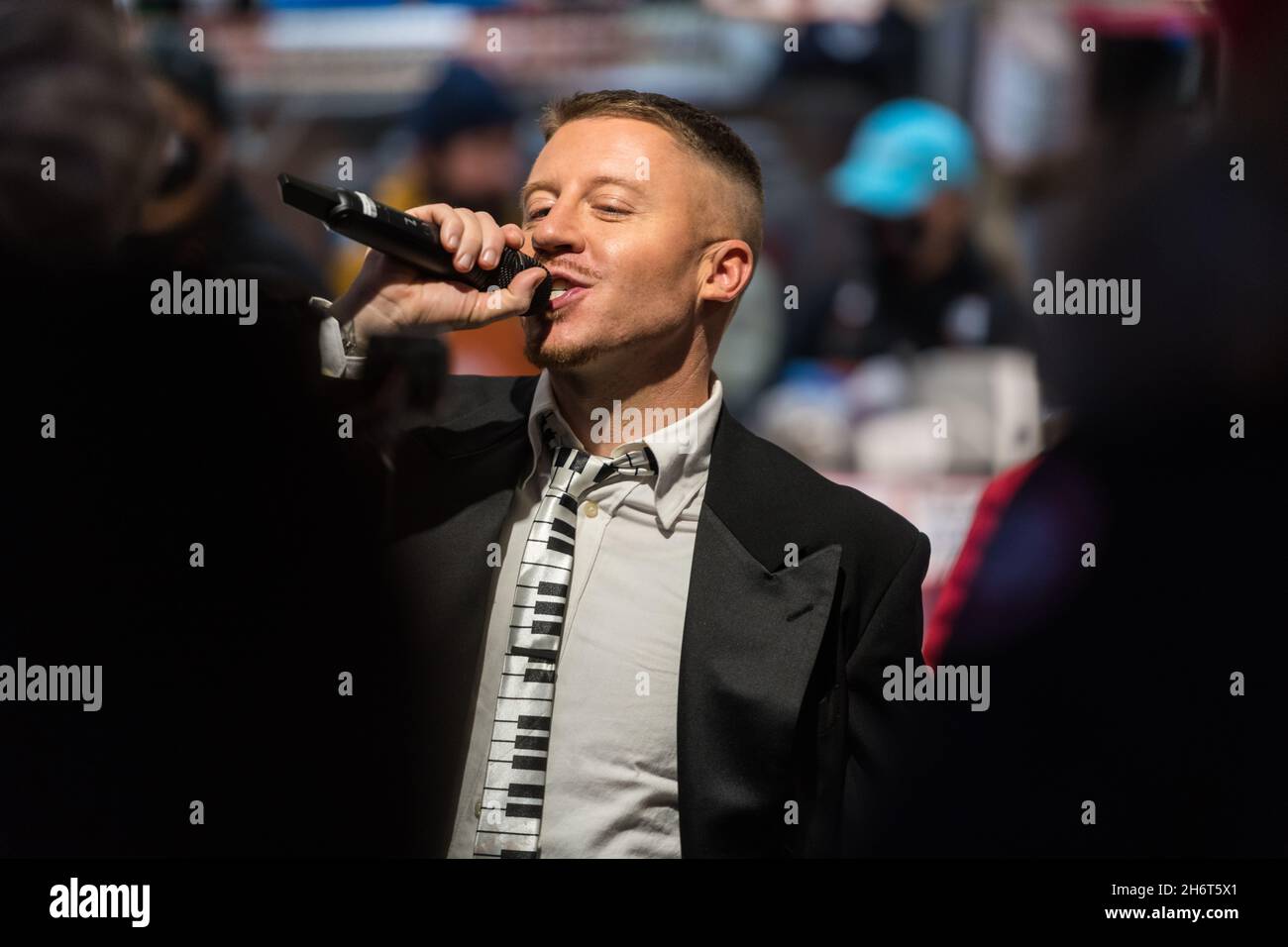 Seattle, USA. November 2021. Macklemore und Windser auf dem Pike Place Market drehen ein Video am späten Tag, um es in der Tonight Show mit Jimmy Fallon auszustrahlen. Quelle: James Anderson/Alamy Live News Stockfoto