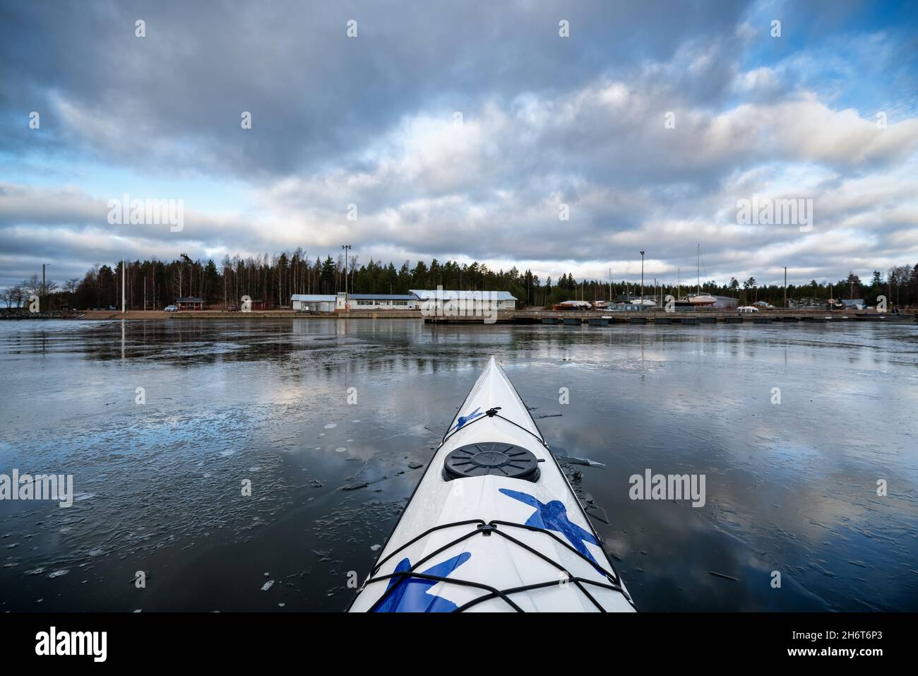 Etwas gefrorene Ostsee am Hafen von Klamila, Virojoki, Finnland Stockfoto