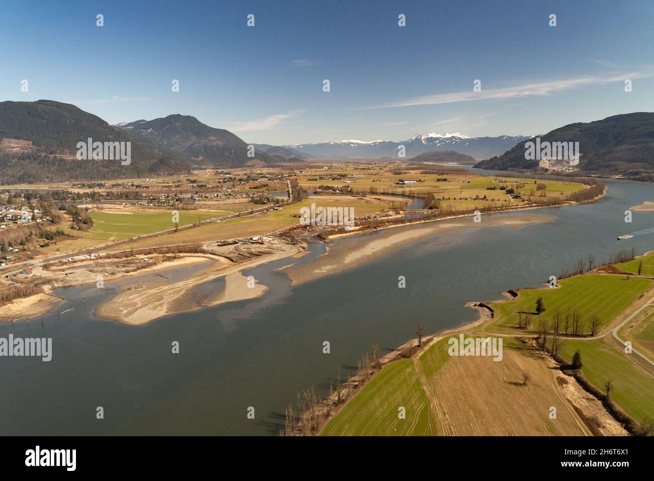 Fraser Auenlandschaft und Ackerland im unteren Fraser River in der Stadt Chilliwack, British Columbia, Kanada. Stockfoto