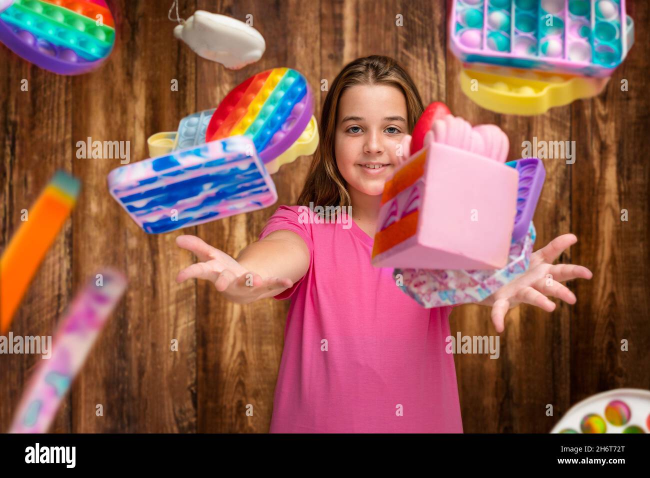 Teenager-Mädchen wirft Silikon-Spielzeug für Anti-Stress Stockfoto