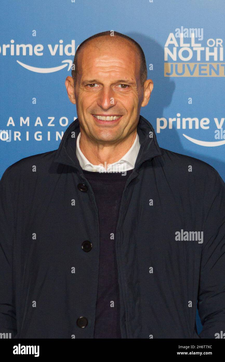 Turin, Italien. November 2021. Juventus-Coach Massimiliano Allegri ist Gast bei der Präsentation von „alles oder nichts: Juventus“. Juventus Football Club und Amazon Prime Video präsentierten „All or Nothing: Juventus“, eine von Amazon produzierte und vertriebene Sportdokumentarserie, die Sportvereine hinter den Kulissen dokumentiert. „All or Nothing: Juventus“ wurde während der Fußballsaison 2020-2021 gedreht und wird ab dem 25. November 2021 ausgestrahlt. Stockfoto