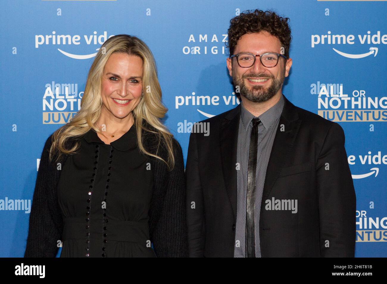 Turin, Italien. November 2021. Nicole Morganti (links) und Dante Sollazzo (rechts) von den Amazon Studios sind Gäste der Präsentation von „alles oder nichts: Juventus“. Juventus Football Club und Amazon Prime Video präsentierten „All or Nothing: Juventus“, eine von Amazon produzierte und vertriebene Sportdokumentarserie, die Sportvereine hinter den Kulissen dokumentiert. „All or Nothing: Juventus“ wurde während der Fußballsaison 2020-2021 gedreht und wird ab dem 25. November 2021 ausgestrahlt. Stockfoto