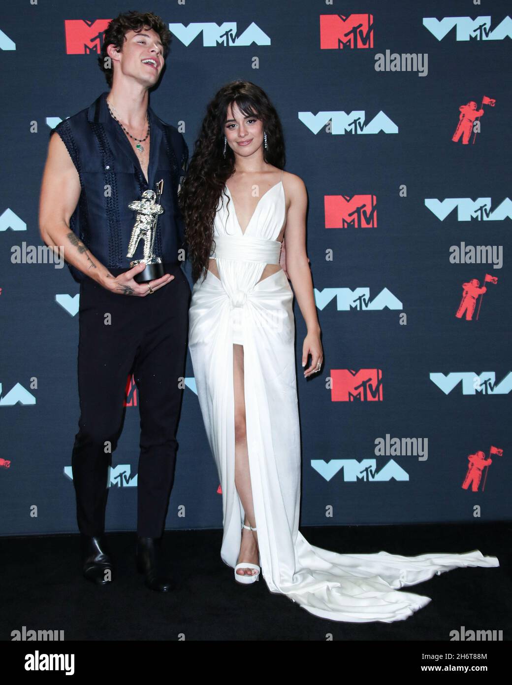 Newark, Usa. November 2021. (DATEI) Camila Cabello und Shawn Mendes Split nach 2 Jahren Dating. NEWARK, NEW JERSEY, USA - 26. AUGUST: Sängerin Shawn Mendes und Freundin/Sängerin Camila Cabello in einem Balmain-Kleid, Jimmy Choo-Schuhe, Amwaj-Ohrringe und Djula-Ringe, Gewinner der besten Zusammenarbeit, Pose im Presseraum während der MTV Video Music Awards 2019, die am 26. August 2019 im Prudential Center in Newark, New Jersey, USA, abgehalten wurden. (Foto von Xavier Collin/Image Press Agency) Quelle: Image Press Agency/Alamy Live News Stockfoto