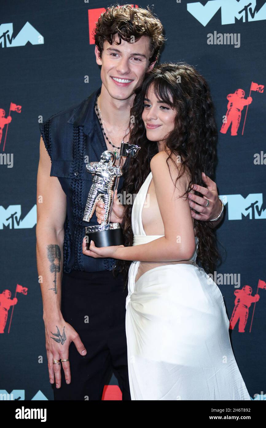 Newark, Usa. November 2021. (DATEI) Camila Cabello und Shawn Mendes Split nach 2 Jahren Dating. NEWARK, NEW JERSEY, USA - 26. AUGUST: Sängerin Shawn Mendes und Freundin/Sängerin Camila Cabello in einem Balmain-Kleid, Jimmy Choo-Schuhe, Amwaj-Ohrringe und Djula-Ringe, Gewinner der besten Zusammenarbeit, Pose im Presseraum während der MTV Video Music Awards 2019, die am 26. August 2019 im Prudential Center in Newark, New Jersey, USA, abgehalten wurden. (Foto von Xavier Collin/Image Press Agency) Quelle: Image Press Agency/Alamy Live News Stockfoto