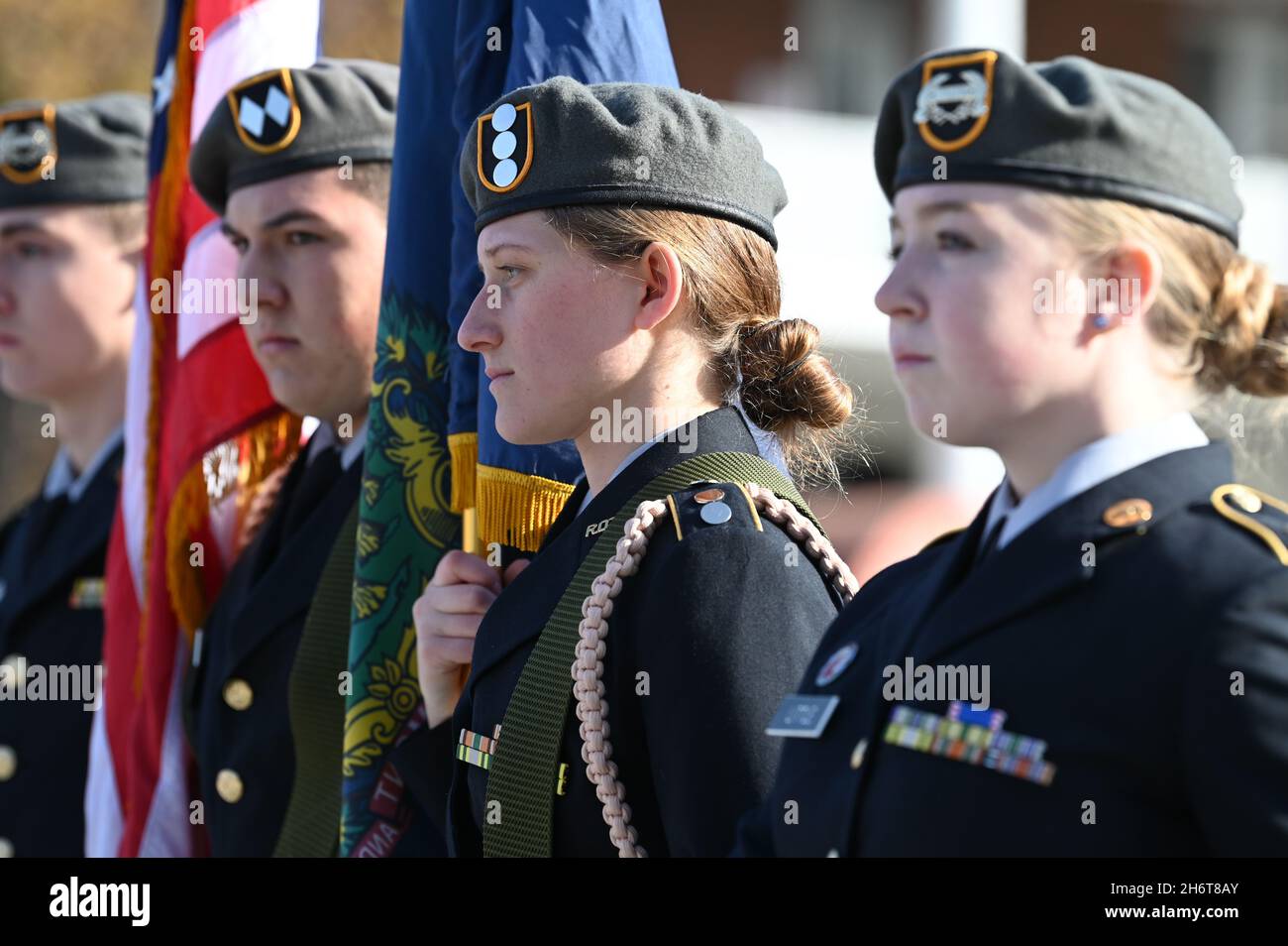 Mitglieder des Junior ROTC-Programms der Spaulding High School (Barre, VT) bei einem Veterans Day Observance in Barre, VT, USA. Stockfoto