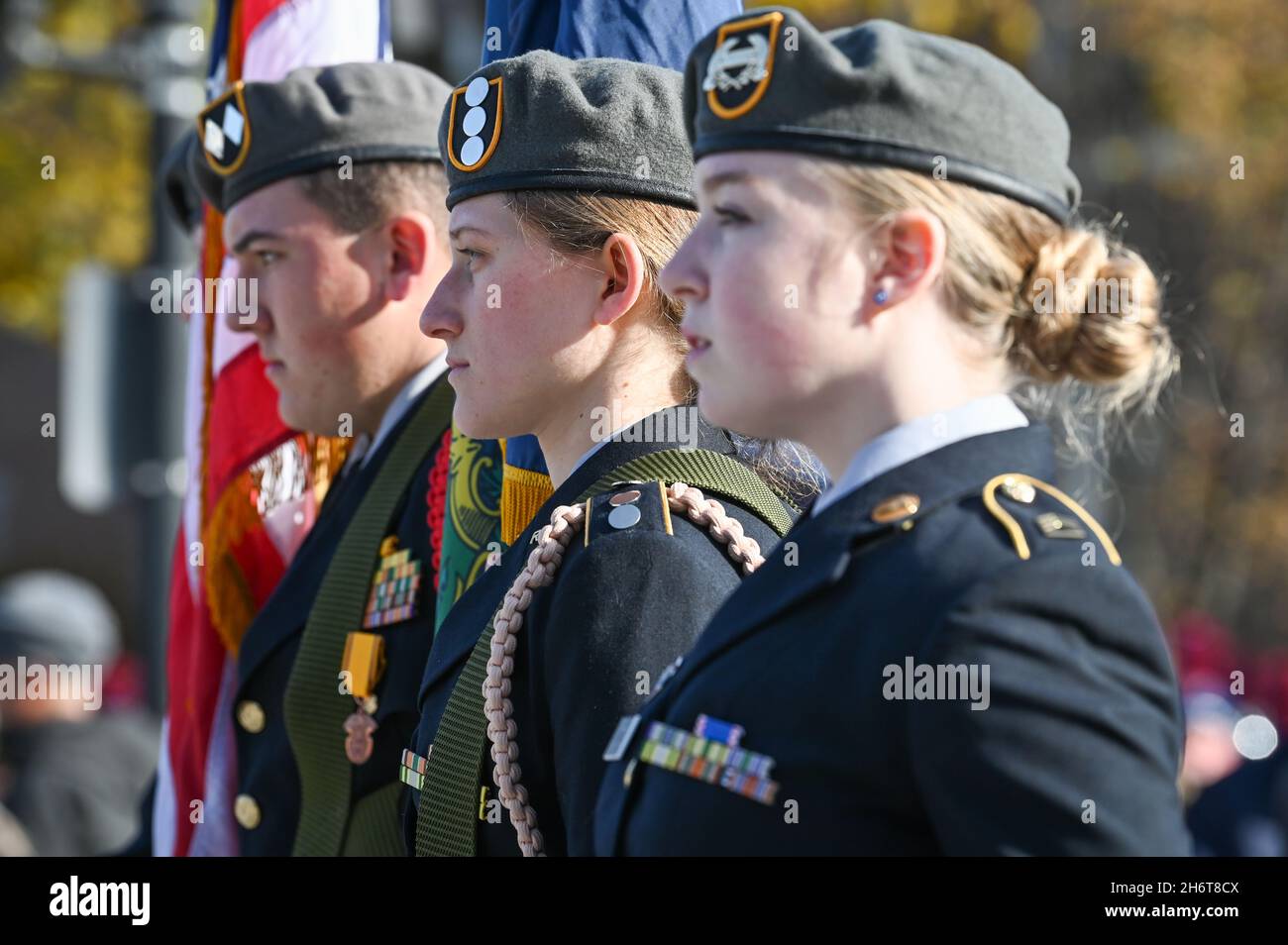 Mitglieder des Junior ROTC-Programms der Spaulding High School (Barre, VT) bei einem Veterans Day Observance in Barre, VT, USA. Stockfoto