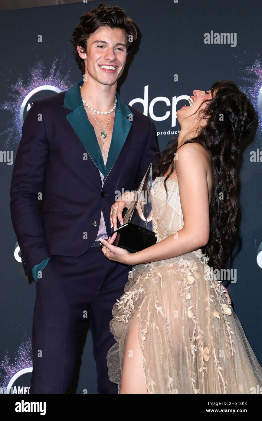 (DATEI) Camila Cabello und Shawn Mendes Split nach 2 Jahren Dating. LOS ANGELES, KALIFORNIEN, USA – 24. NOVEMBER: Die Sängerin Shawn Mendes und ihre Freundin/Sängerin Camila Cabello im Oscar de la Renta-Kleid, Jimmy Choo-Schuhe und Djula-Schmuck, die im Presseraum während der American Music Awards 2019 im Microsoft Theater L.A. die Auszeichnung „Collaboration of the Year“ für „Señorita“ gewonnen haben Live am 24. November 2019 in Los Angeles, California, USA. (Foto von Xavier Collin/Image Press Agency/Sipa USA) Stockfoto
