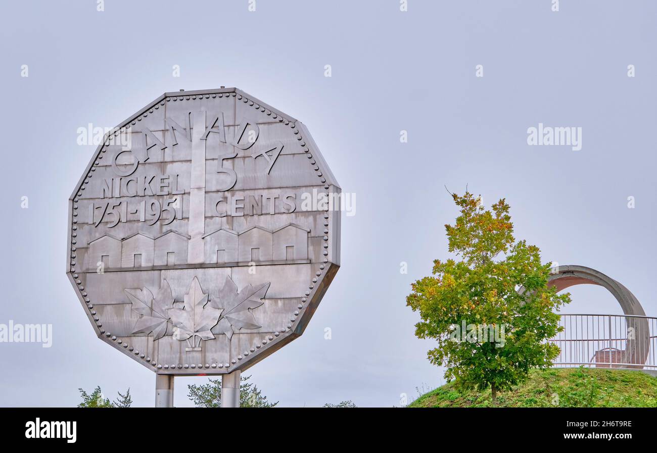 Die größte Münze der Welt, die Big Nickel, ist eine Nachbildung eines kanadischen Nickels aus dem Jahr 1951 in Sudbury, Ontario, Kanada, einem weltweit führenden Unternehmen im Nickelbergbau. Stockfoto