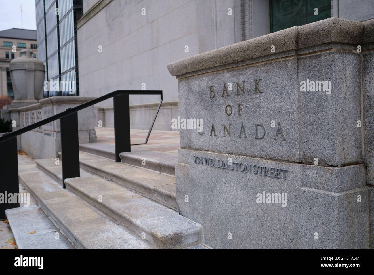 Ottawa, Ontario, Kanada - 14. November 2021: Ein Zeichen für und steinigen Schritte zum Hauptsitz der Bank of Canada in der Wellington Street 234 in Ottawa. Stockfoto