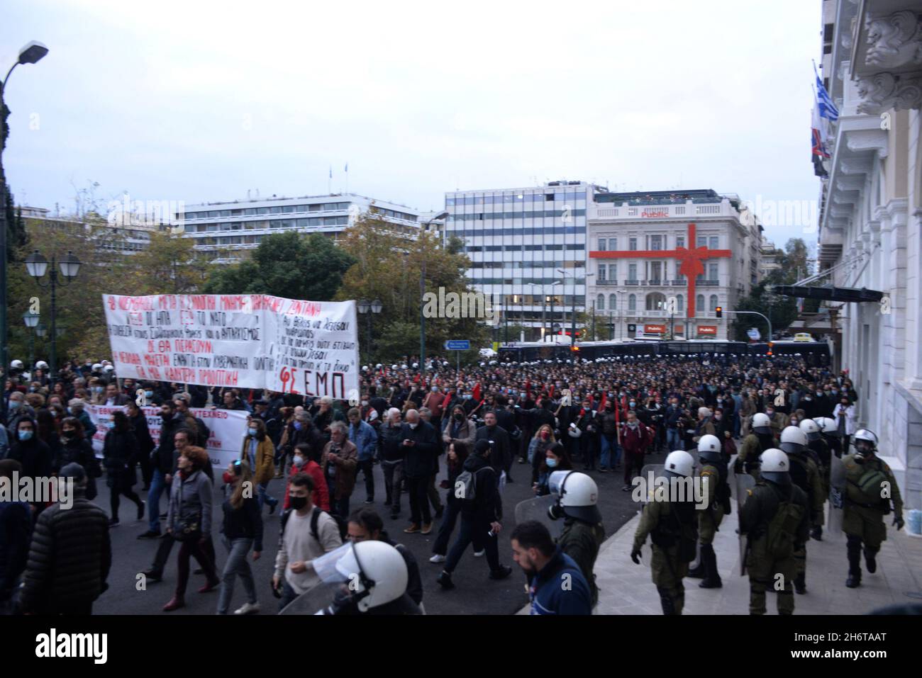 Athen, Attiki, Griechenland. November 2021. Während des traditionellen marsches zur amerikanischen Botschaft zum "Aufstand" der Polytechnischen, gegen das Regime der Oberstjunta, der im November 1973 in Griechenland stattfand. (Bild: © Dimitrios Karvountzis/Pacific Press via ZUMA Press Wire) Stockfoto