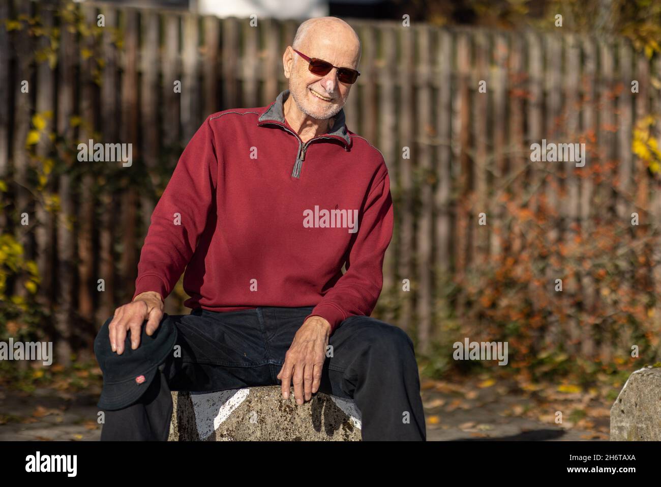 Nürnberg, Deutschland. November 2021. Günther Koch sitzt vor seinem Haus. Am 22. November wird die Radio-Legende 80 Jahre alt. (To dpa 'Radio Legend Koch about silence: 'I'm not constantly on the air') Credit: Daniel Karmann/dpa/Alamy Live News Stockfoto