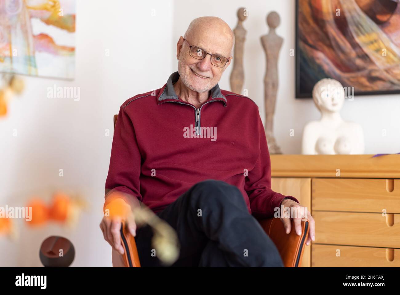 Nürnberg, Deutschland. November 2021. Günther Koch sitzt in seinem Haus. Am 22. November wird die Radio-Legende 80 Jahre alt. (To dpa 'Radio Legend Koch about silence: 'I'm not constantly on the air') Credit: Daniel Karmann/dpa/Alamy Live News Stockfoto