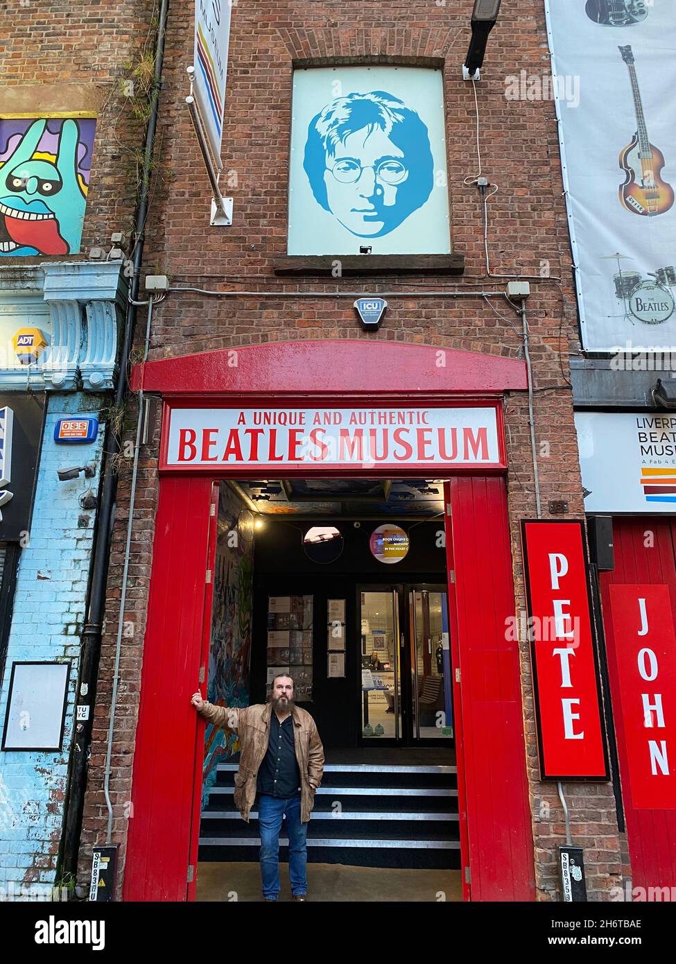 Liverpool, Großbritannien. November 2021. Roag Best steht vor seinem Beatles Museum. Mehr als 50 Jahre nach dem Aufbruch der Beatles würdigt ein neuer Studiengang in ihrer Heimatstadt Liverpool den immensen Einfluss der weltberühmten Musikgruppe auf Kultur und Gesellschaft. (An dpa: 'New Beatles Study Course: 'Fab Four changed culture') Quelle: Benedikt von Imhoff/dpa/Alamy Live News Stockfoto