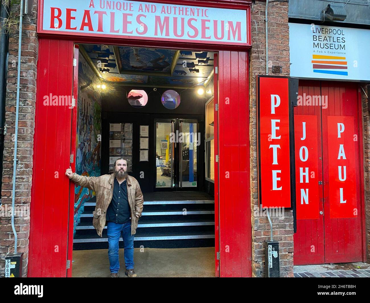 Liverpool, Großbritannien. November 2021. Roag Best steht vor seinem Beatles Museum. Mehr als 50 Jahre nach dem Aufbruch der Beatles würdigt ein neuer Studiengang in ihrer Heimatstadt Liverpool den immensen Einfluss der weltberühmten Musikgruppe auf Kultur und Gesellschaft. (An dpa: 'New Beatles Study Course: 'Fab Four changed culture') Quelle: Benedikt von Imhoff/dpa/Alamy Live News Stockfoto