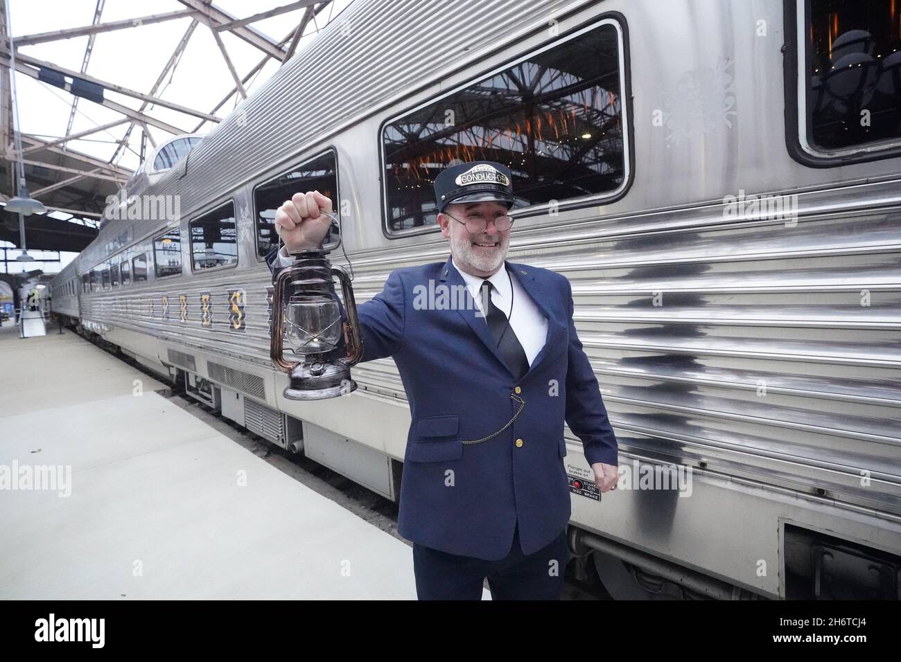 St. Louis, Usa. November 2021. Der Dirigent Dean Stanley signalisiert, dass der Polar Express-Zug am Mittwoch, den 17. November 2021, die Union Station zum Nordpol in St. Louis verlassen will. Der Polar Express transportiert Kinder und Erwachsene in einem echten Zug bis Weihnachten viermal täglich zum Nordpol, etwa 30 Minuten entfernt in der Innenstadt von St. Louis. Foto von Bill Greenblatt/UPI Credit: UPI/Alamy Live News Stockfoto