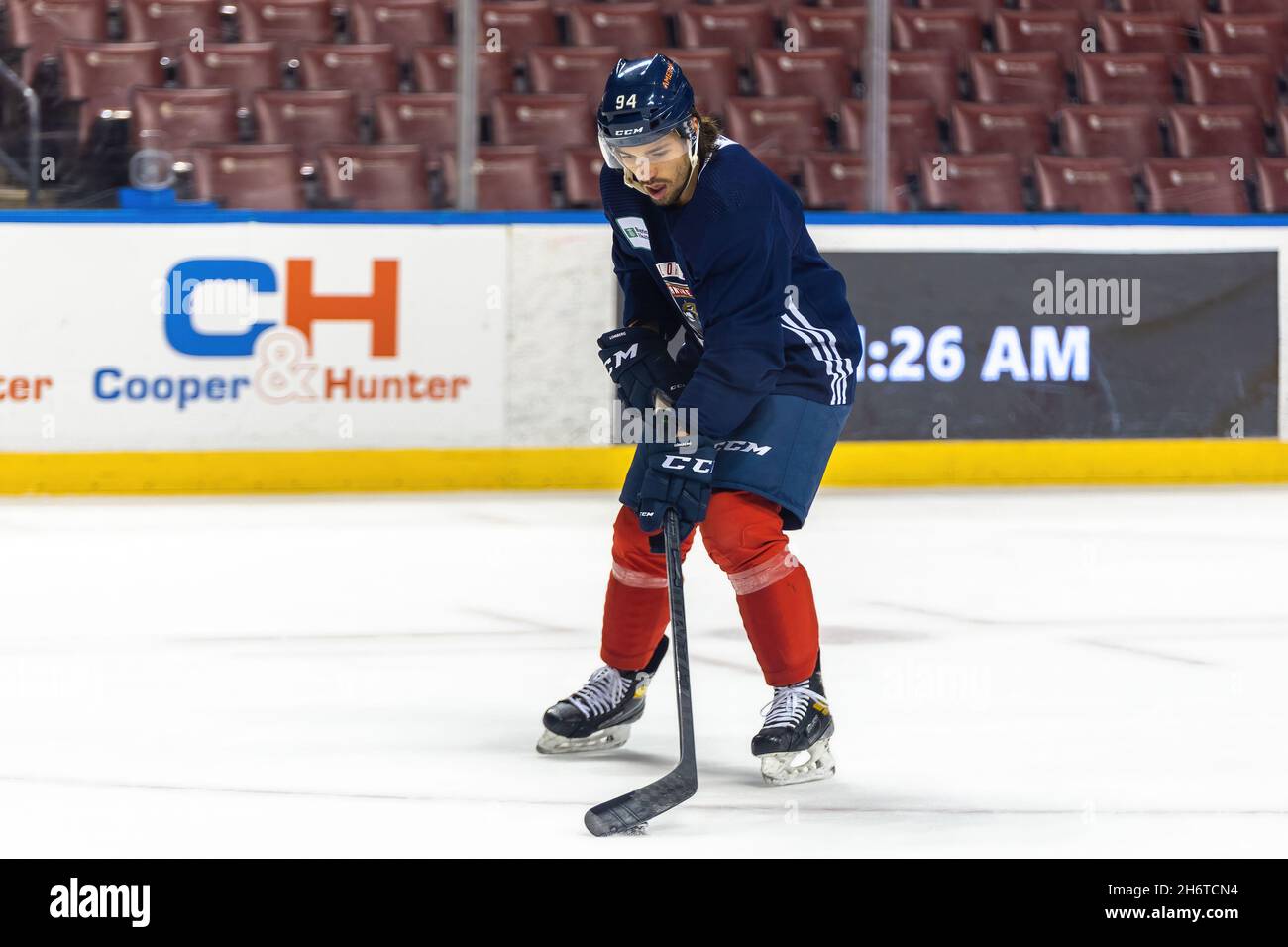 Sunrise, USA. November 2021. 94 Ryan Lomberg während des Florida Panthers Training Day vor dem Spiel zwischen Florida Panthers und New Jersey Devils am 17. November 2021 bei Sunrise, Florida, USA (Foto von Yaroslav Sabitov/YES Market Media/Sipa USA) Kredit: SIPA USA/Alamy Live News Stockfoto